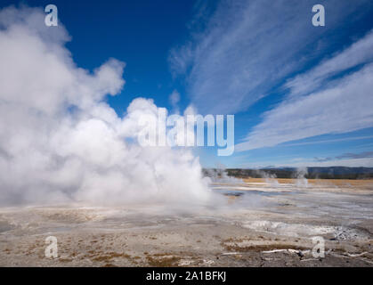 Hot Springs scoppierà, Midway Geyser Basin, il Parco Nazionale di Yellowstone, Wyoming USA Foto Stock