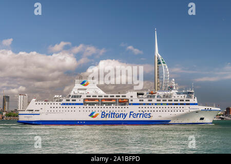 Le persone a bordo di godere la vista come "Normandie", posseduto e gestito da Brittany Ferries, entra in Portsmouth Porto come il sole illumina la Spinnaker Foto Stock