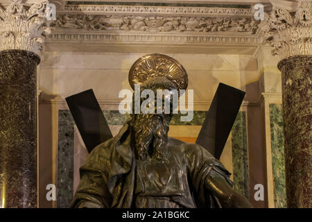 Statua di apostolo sant Andrea all'interno della Cattedrale di Amalfi, Piazza del Duomo, Italia Foto Stock