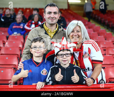 Sheffield, Yorkshire, Regno Unito. Xxv Sep, 2019. English Football League Cup Carabao, Sheffield Regno rispetto a Sunderland Athletic Football Club; una famiglia di Sunderland fans prima della partita - rigorosamente solo uso editoriale. Nessun uso non autorizzato di audio, video, dati, calendari, club/campionato loghi o 'live' servizi. Online in corrispondenza uso limitato a 120 immagini, nessun video emulazione. Nessun uso in scommesse, giochi o un singolo giocatore/club/league pubblicazioni Credit: Azione Plus immagini di sport/Alamy Live News Foto Stock