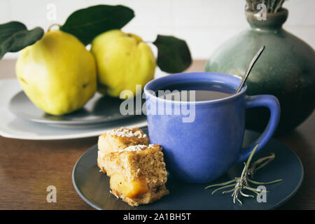 Blue tazza di tè e mele cotogne torta di mele Foto Stock