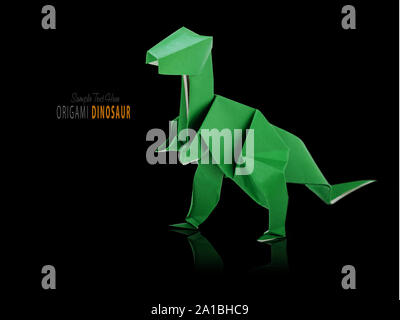 Origami dinosauro su nero Foto Stock