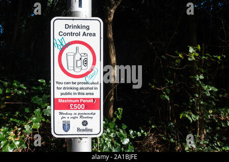 Un segno attaccato ad un lampione in Reading, Berkshire, Regno Unito indica che bere è vietato nell'area pubblica. Foto Stock