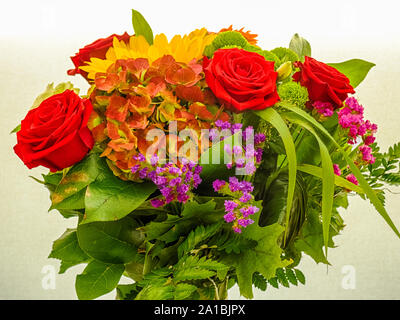Coloratissimo bouquet di rose e gerbere, fiori di girasole Foto Stock