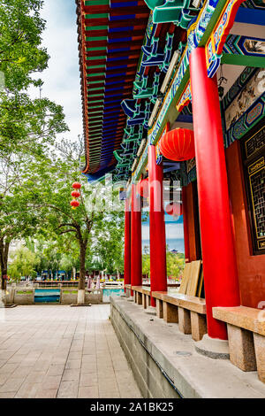 Urumqi Renmin Gongyuan persone parco del lago mozzafiato Pavilion con lanterne pendenti su un soleggiato Blue Sky giorno Foto Stock