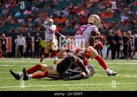 Cincinnati, OH, Stati Uniti d'America. Xv Sep, 2019. San Francisco 49ers linebacker Azeez Al-Shaair (51) tenta di recuperare una incompleta passare durante la NFL Football azione di gioco tra il San Francisco 49ers e Cincinnati Bengals a Paul Brown Stadium il 15 settembre 2019 a Cincinnati, OH. Adam Lacy/CSM/Alamy Live News Foto Stock