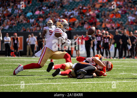 Cincinnati, OH, Stati Uniti d'America. Xv Sep, 2019. San Francisco 49ers linebacker Azeez Al-Shaair (51) tenta di recuperare una incompleta passare durante la NFL Football azione di gioco tra il San Francisco 49ers e Cincinnati Bengals a Paul Brown Stadium il 15 settembre 2019 a Cincinnati, OH. Adam Lacy/CSM/Alamy Live News Foto Stock