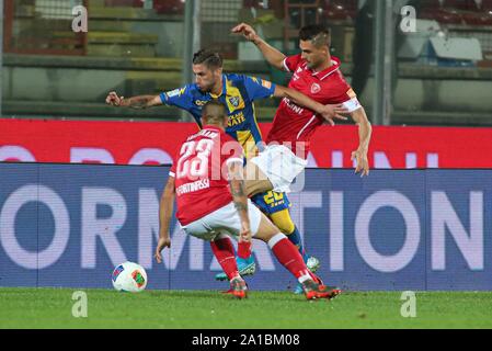 ALEANDRO ROSI (N.2 DIFENSORE PERUGIA CALCIO) MARCELLO FALSERANNO (N.23 PERUGIA CALCIO) CONTRASTANO ALESSIO TRIBUZZI (N.20 FROSINONE CALCIO) durante il pe Foto Stock