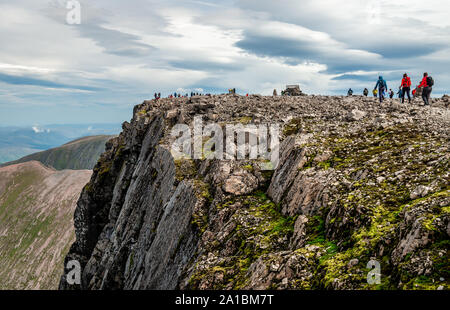 Persone escursione sul Ben Nevis vertice, nelle Highlands Scozzesi. Essa è la montagna più alta delle Isole Britanniche. Foto Stock