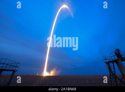 Baikonur in Kazakhstan. Xxv Sep, 2019. Il Soyuz MS-15 lander è visto in questa lunga esposizione fotografia come si lancia con spedizione 61 membri dell'equipaggio Jessica Meir della NASA e Oleg Skripochka di Roscosmos e partecipante al volo spaziale Hazzaa Ali Almansoori degli Emirati Arabi Uniti, il 25 settembre 2019, dal cosmodromo di Baikonur in Kazakistan. Foto NASA da Bill Ingalls/UPI Credito: UPI/Alamy Live News Foto Stock