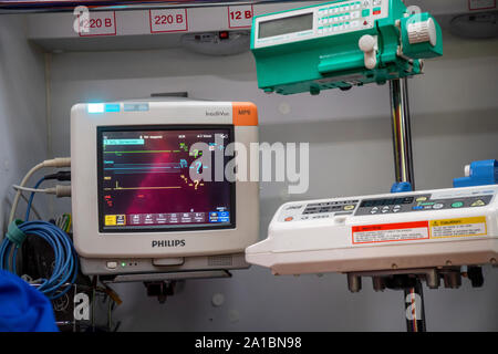 Close-up medici al posto letto del monitor paziente per la salute del paziente al monitoraggio in ospedale o ambulanza Foto Stock