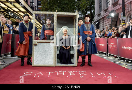 Foto deve essere accreditato ©Alpha premere 079965 25/09/2019 Dame Helen Mirren al cielo Atlantic Caterina la Grande Premiere detenute presso il Curzon teatro in Mayfair, Londra. Foto Stock