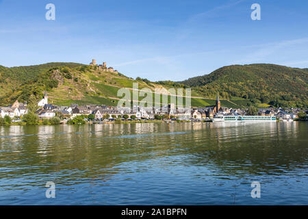 Moselle town Alken, fiume nave da crociera, Amadeus elegante, sulla riva, Thurant Castello, Foto Stock