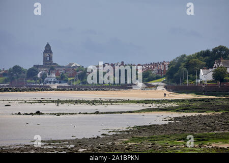 New Brighton beach promenade, Wallasey. guardando lungo il lungomare di Wallasey Town Hall Foto Stock