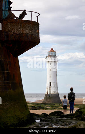 Legato di nuovo la spiaggia di Brighton Wallasey landmark faro smantellata fiume Mersey Liverpool Bay conosciuta localmente come pesce persico Rock Foto Stock