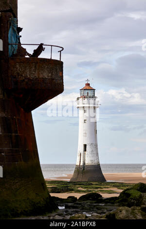 Legato di nuovo la spiaggia di Brighton Wallasey landmark faro smantellata fiume Mersey Liverpool Bay conosciuta localmente come pesce persico Rock Foto Stock