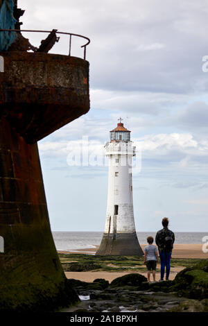 Legato di nuovo la spiaggia di Brighton Wallasey landmark faro smantellata fiume Mersey Liverpool Bay conosciuta localmente come pesce persico Rock Foto Stock