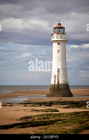 Legato di nuovo la spiaggia di Brighton Wallasey landmark faro smantellata fiume Mersey Liverpool Bay conosciuta localmente come pesce persico Rock Foto Stock