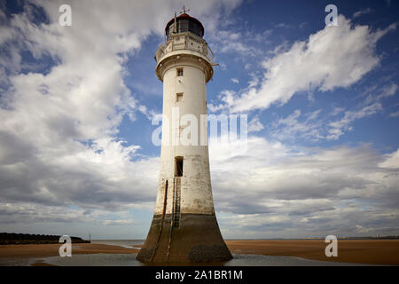 Legato di nuovo la spiaggia di Brighton Wallasey landmark faro smantellata fiume Mersey Liverpool Bay conosciuta localmente come pesce persico Rock Foto Stock