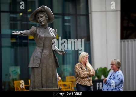 Statua di Manchester del leader delle suffragette Emmeline Pankhurst (ufficialmente chiamato Alzatevi donne scultura in bronzo in Piazza San Pietro per artista Hazel Reev Foto Stock