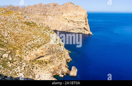 La vista dal Mirador Es Colomer per le scogliere della Penisola di Formentor, Mallorca, Spagna Foto Stock