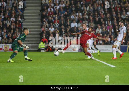 Milton Keynes, Regno Unito. Xxv Sep, 2019. Rhian Brewster di Liverpool si estende in un tentativo di aprire il punteggio durante il Carabao Cup match tra MK Dons e Liverpool stadium:mk, Milton Keynes, in Inghilterra il 25 settembre 2019. Foto di David avvisatore acustico. Credito: prime immagini multimediali/Alamy Live News Foto Stock