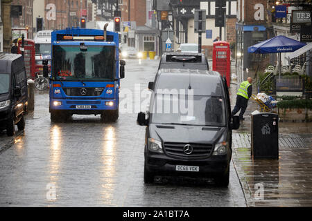 Un scomparto privato camion di raccolta a lavorare sotto la pioggia su Bridge Street, Chester, Cheshire Foto Stock