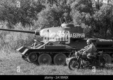 Carro armato sovietico T-34, motocicletta militare e soldato sovietico durante la ricostruzione storica militare di 'Karpaty 1944' a Medzilaborce, Slovacchia. Foto Stock