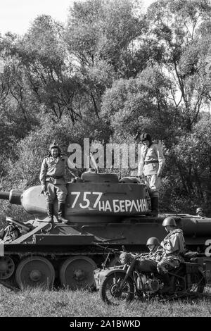 Carro armato sovietico T-34, motociclo militare e soldati sovietici durante la ricostruzione storica militare di 'Karpaty 1944' a Medzilaborce, Slovacchia. Foto Stock