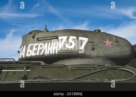 Torre cisterna sovietica T-34 con l'iscrizione 'a Berlino' durante la ricostruzione storica militare del 'Karpaty 1944' a Medzilaborce, Slovacchia. Foto Stock
