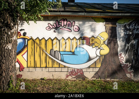 Appoggio Simpson. Graffiti sul muro Medzilaborce, Slovacchia. Foto Stock