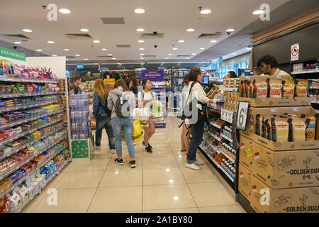 SINGAPORE - circa aprile, 2019: interni colpo di 7-Eleven al Changi International Airport. Foto Stock