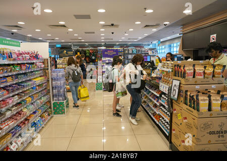 SINGAPORE - circa aprile, 2019: interni colpo di 7-Eleven al Changi International Airport. Foto Stock