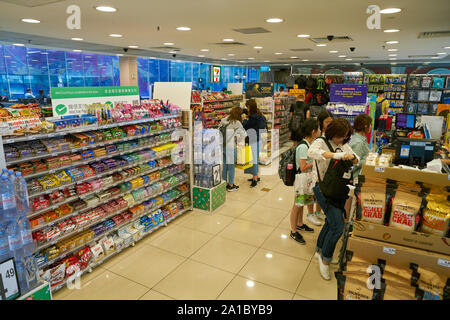 SINGAPORE - circa aprile, 2019: interni colpo di 7-Eleven al Changi International Airport. Foto Stock