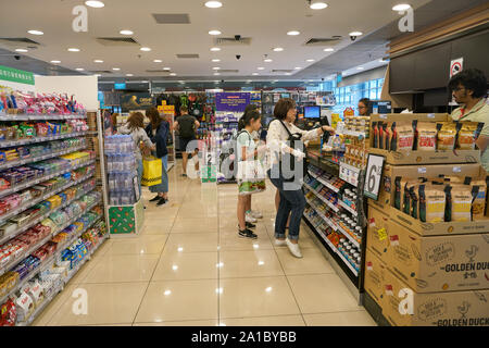 SINGAPORE - circa aprile, 2019: interni colpo di 7-Eleven al Changi International Airport. Foto Stock