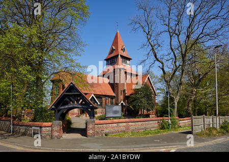 Tameside landmarks, Revival gotico in mattoni in stile St Anne's Chiesa Haughton, Denton grado che ho elencato la costruzione progettata da J. Medland Taylor Foto Stock