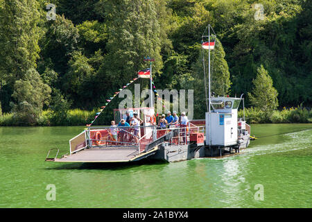 Il villaggio del vino sulla Mosella, Klotten, Untermosel, Moselle, traghetto ferry di imbardata, per ciclisti e pedoni, Foto Stock