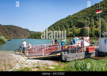 Il villaggio del vino sulla Mosella, Klotten, Untermosel, Moselle, traghetto ferry di imbardata, per ciclisti e pedoni, Foto Stock