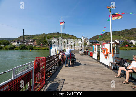 Il villaggio del vino sulla Mosella, Klotten, Untermosel, Moselle, traghetto ferry di imbardata, per ciclisti e pedoni, Foto Stock