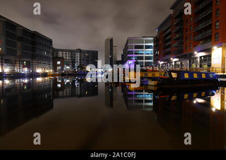 Riflessioni a Leeds Dock di mattina presto. Foto Stock