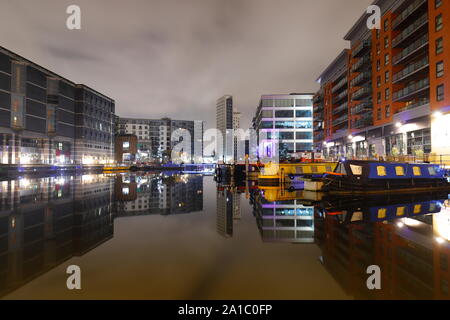 Riflessioni a Leeds Dock di mattina presto. Foto Stock