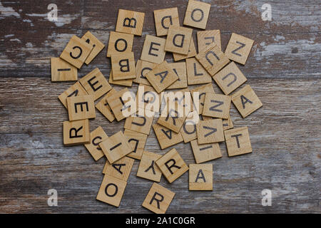 Un sacco di capitale lettere in legno su un sfondo di legno Foto Stock