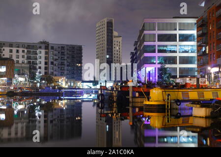 Riflessioni a Leeds Dock di mattina presto. Foto Stock