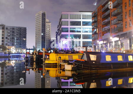 Riflessioni a Leeds Dock di mattina presto. Foto Stock