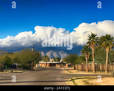 Formazione delle nuvole sopra le Montagne Coronado in Tucson in Arizona Foto Stock