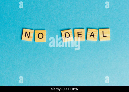 Le parole in inglese - nessuna trattativa - di cui con lettere in legno su uno sfondo blu Foto Stock