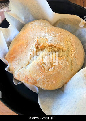 Pane appena sfornato il pane fatto in casa appena fuori dal forno Foto Stock