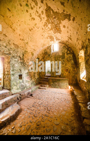 San Govan la Cappella di pellegrinaggio medievale cappella, presso San Govan's Head, Pembrokeshire nel South West Wales UK. Costruito sul fianco di una scogliera di pietra calcarea, le misure edili 20 da 12 piedi (6,1 m × 3,7 m). La maggior parte della cappella fu costruita nel XIII secolo, anche se una parte di essa può risalire a ulteriore al sesto secolo quando san Govan, un monaco spostato in una grotta situata sul sito della cappella Foto Stock