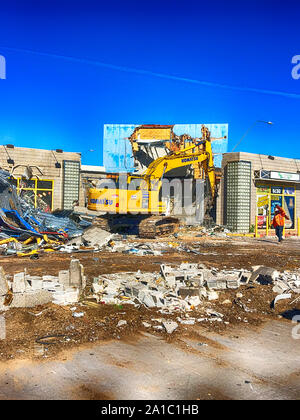 Demolizione di un edificio del negozio da parte di un veicolo cingolato nel centro cittadino di Tucson in Arizona Foto Stock