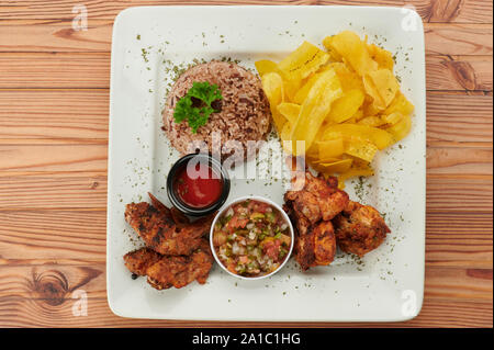 Gallo pinto con pollo fritto in piastra sopra vista superiore Foto Stock